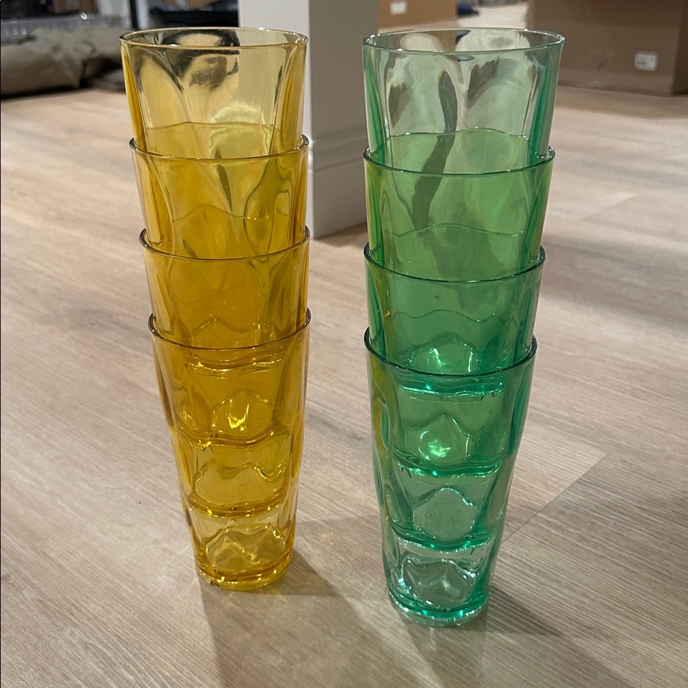 Set of 8 sturdy Plastic Tumbler cups - large! parties patio pool holiday